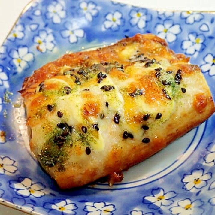 チーズと黒ごまと青のりの塩サバ